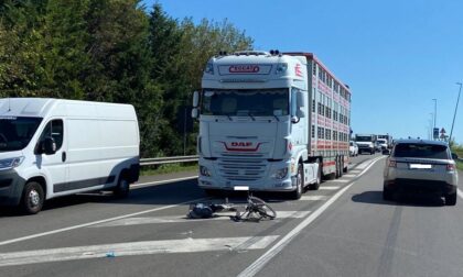 Grave incidente sulla Piovese, ciclista 65enne travolto dal camion: è in prognosi riservata