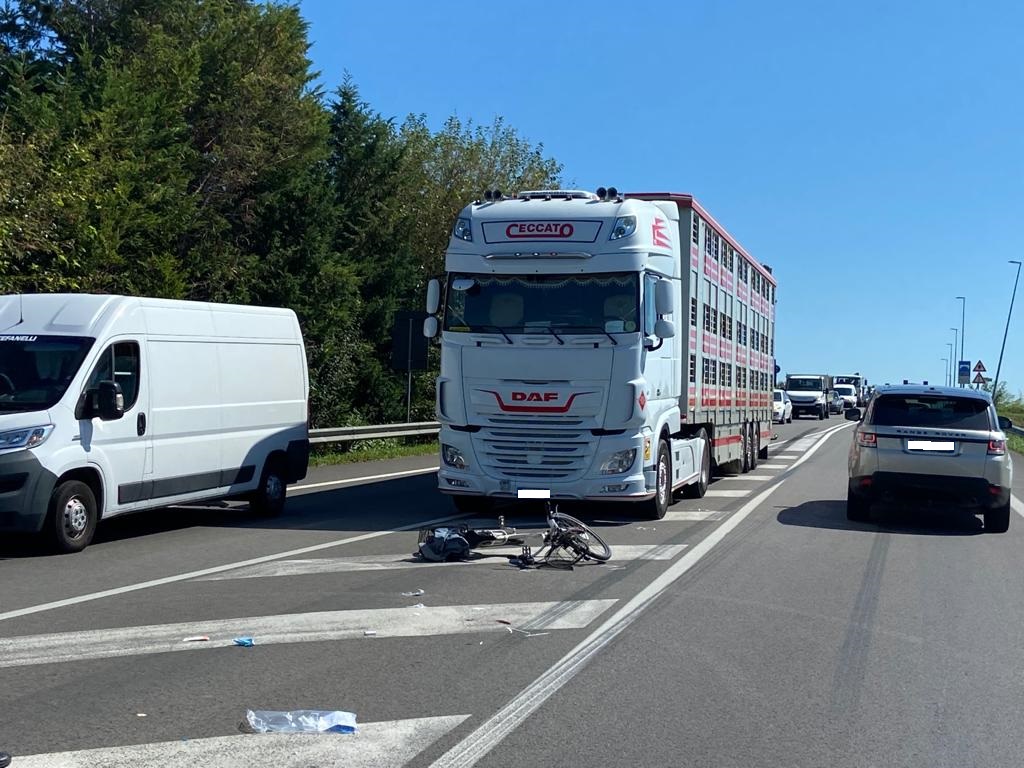 Grave incidente sulla Piovese, ciclista 65enne travolto dal camion: è in prognosi riservata