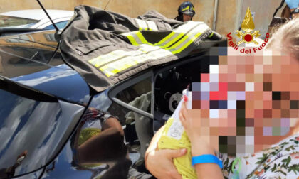 Neonato resta chiuso dentro l'auto nel parcheggio dell'ospedale, liberato dagli "angeli" dei Vigili del fuoco