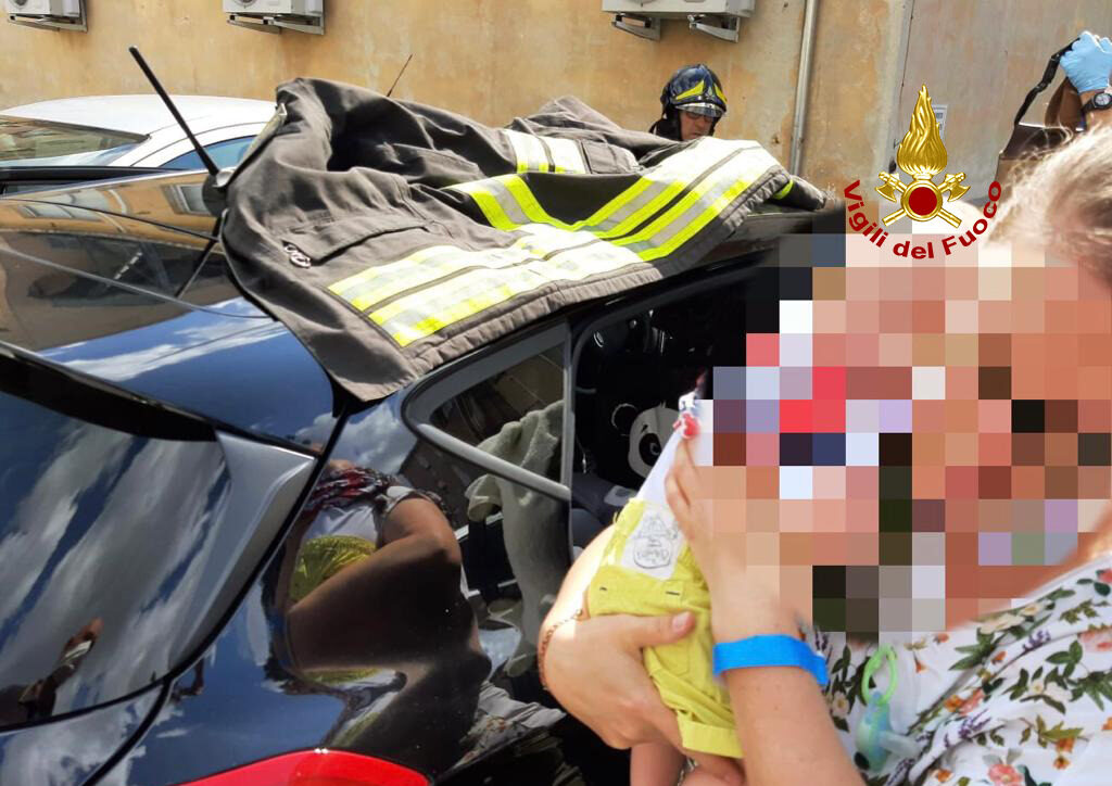 Neonato resta chiuso dentro l’auto nel parcheggio dell’ospedale, liberato dagli “angeli” dei Vigili del fuoco