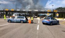 Paura al casello di Padova ovest, camioncino prende fuoco: traffico in tilt