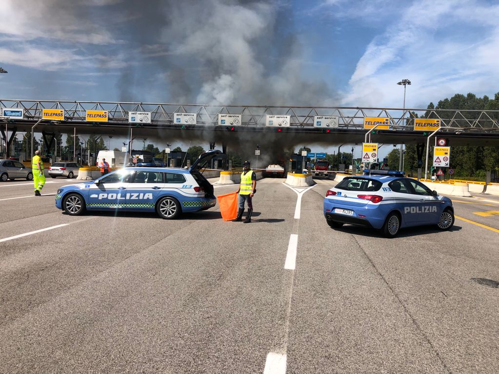 Paura al casello di Padova ovest, camioncino prende fuoco: traffico in tilt