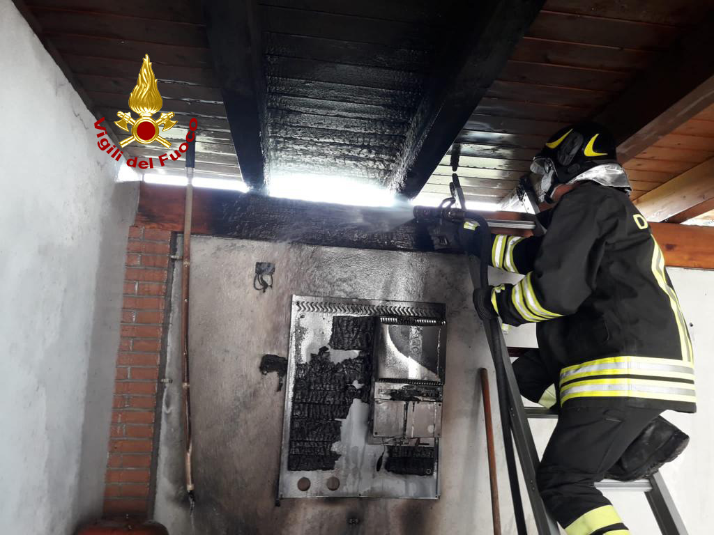 Brucia l’impianto fotovoltaico di casa, momenti di paura ad Arre