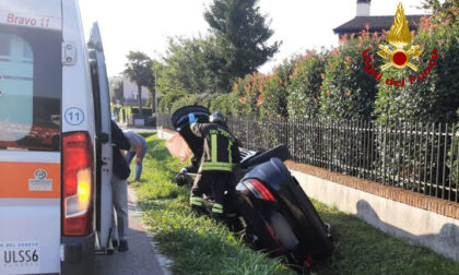 Cittadella, le foto dell'auto finita rovesciata nella canaletta: ferita una donna