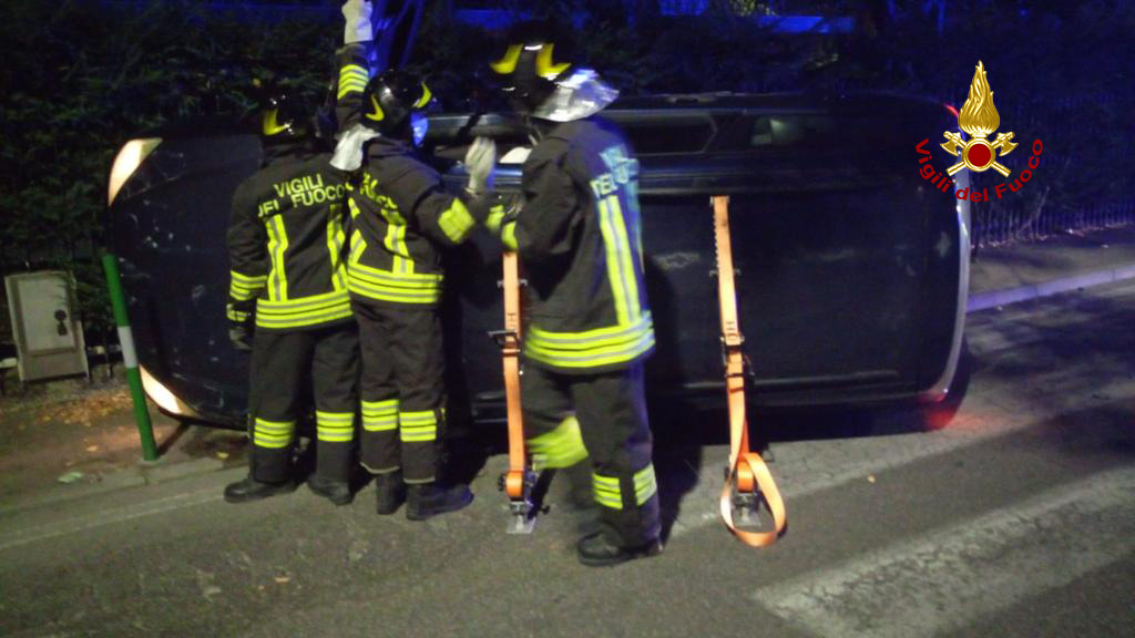 Incidente a Padova, perde il controllo dell’auto e si rovescia: un ferito