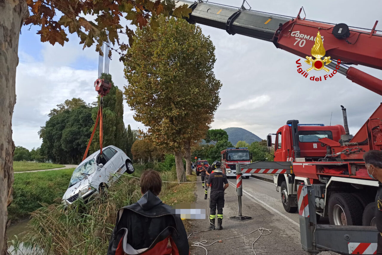 Esce di strada con l’auto e si inabissa nel canale: addio a Fiorella Borin