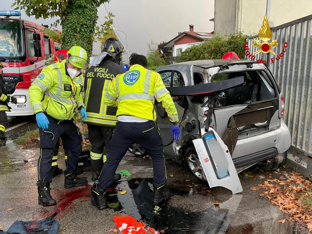 Resta incastrato nella Smart dopo l’incidente: 19enne gravissimo