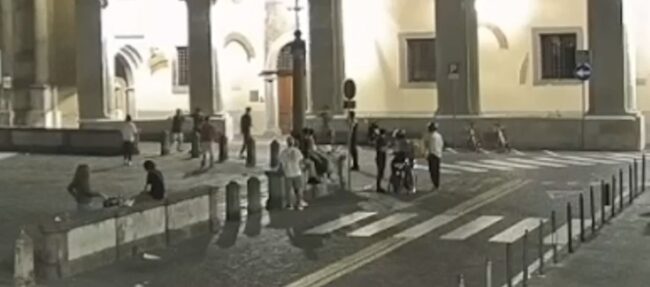 Padova, il video del folle pestaggio in Piazza Duomo: preso il branco