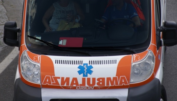 Anziana sfiora i fornelli accesi e viene avvolta dalle fiamme