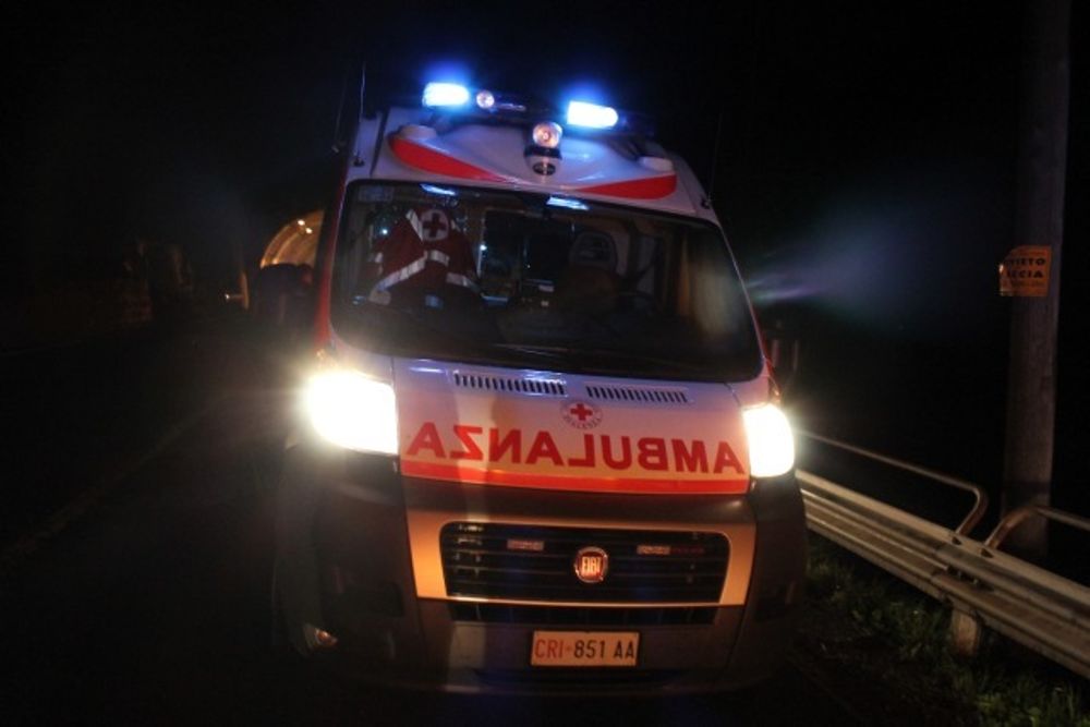 La corsa “impazzita” dell’auto finisce contro l’albero: cinque giovani feriti, uno è grave
