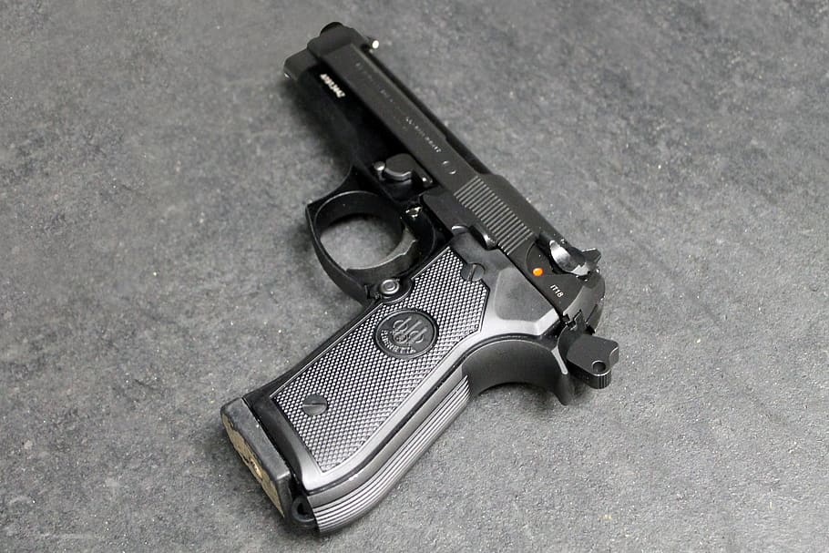 L’anziana pensionata che nella sedia nascondeva una Beretta e terrorizzava una 55enne: “Ti sparo alla gambe”