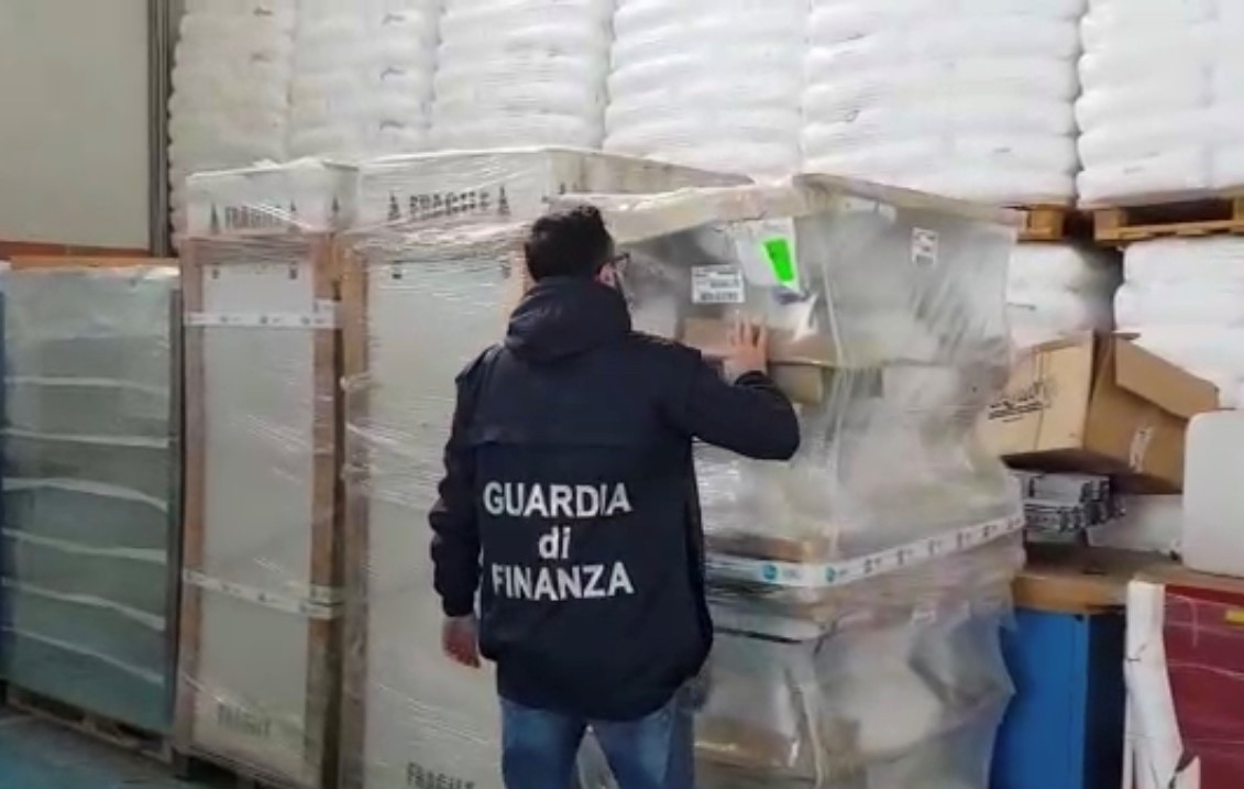 La truffa del lockdown, i legami con la mafia e le gigantografie di “Scarface”