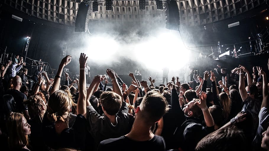 Aggredito per difendere una ragazza in discoteca: 21enne ferito, lo staff del locale fa chiarezza