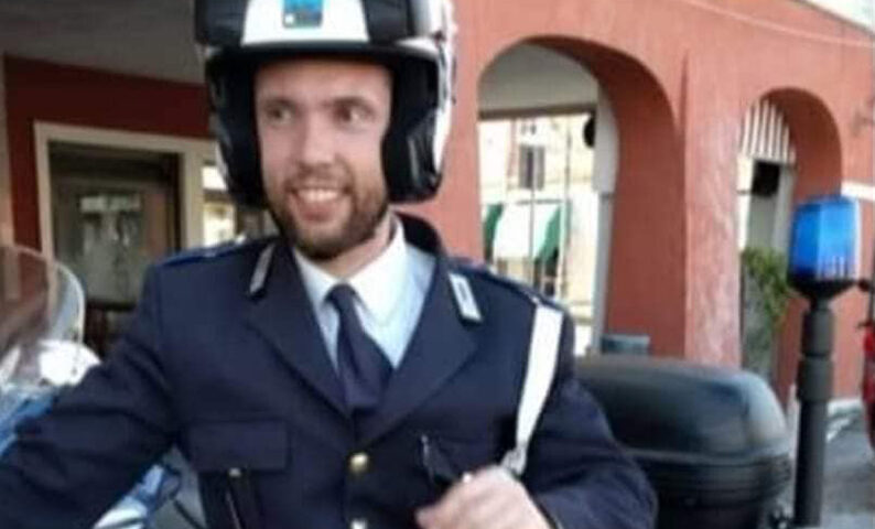 Sirene spiegate e fiori per omaggiare l’agente Massimo Boscolo: “Ci mancherai”