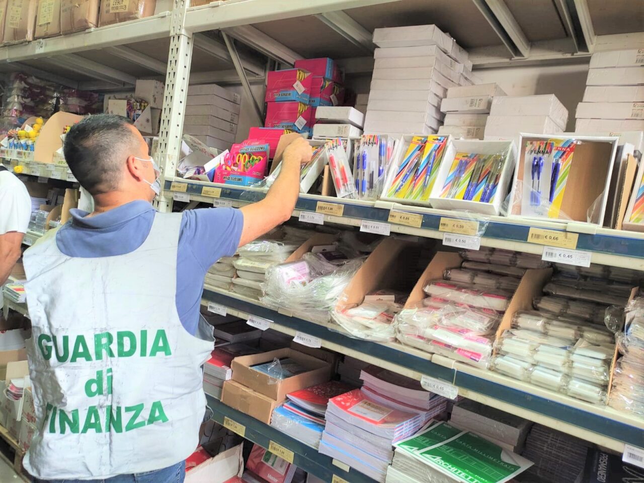 Sequestrati 450mila articoli per la scuola potenzialmente pericolosi