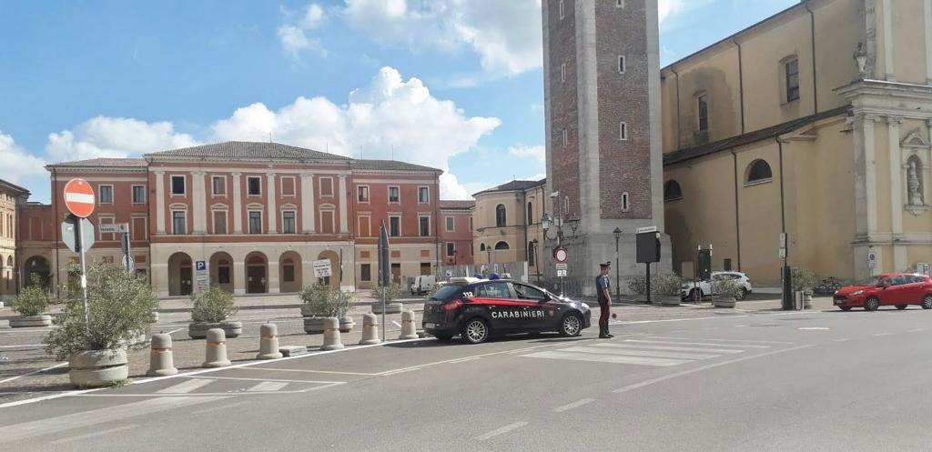 Sequestrato in casa sua e rapinato dopo il sesso a pagamento: presa la banda