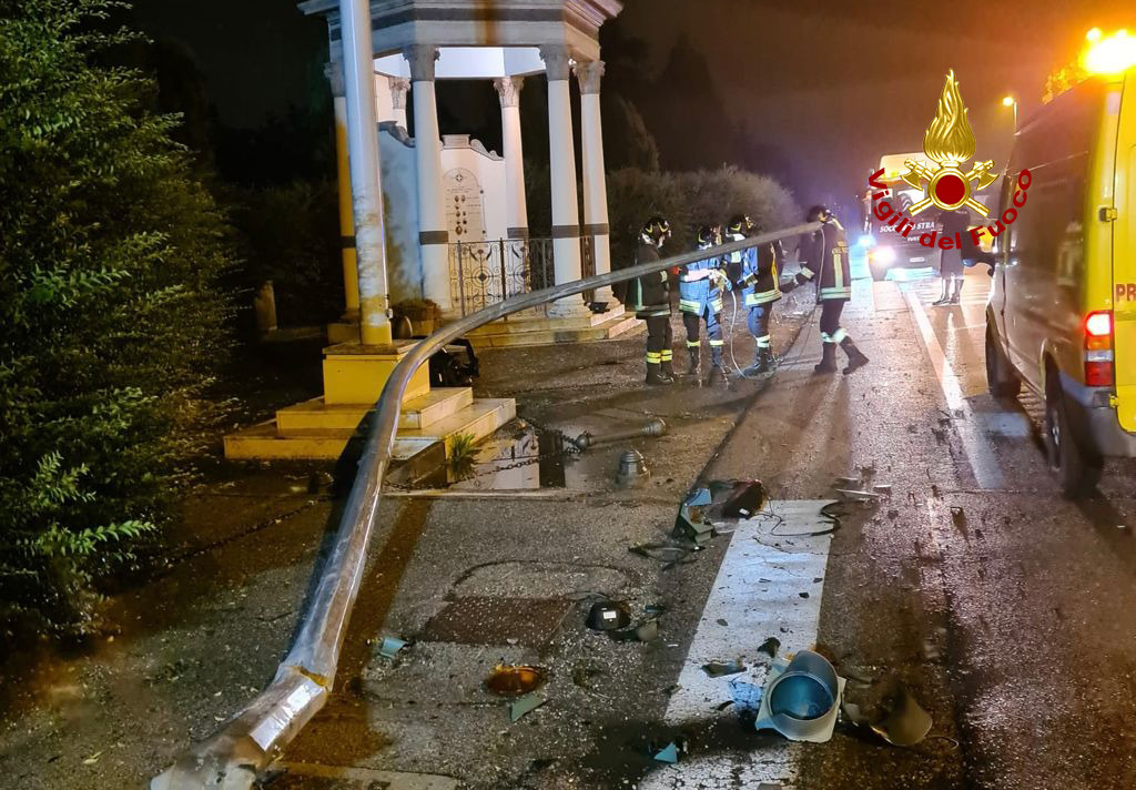 Piazzola, le foto del semaforo distrutto dal furgone: ferito il conducente