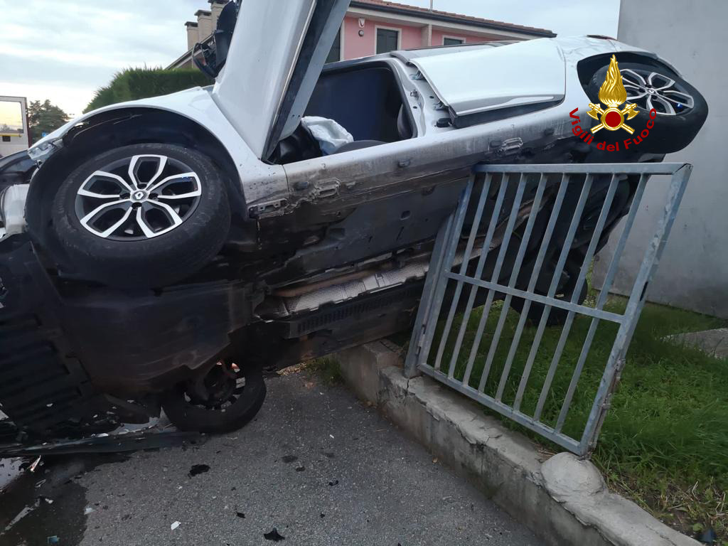 Conselve, dopo lo schianto l’auto rimane in bilico sulla ringhiera: un ferito