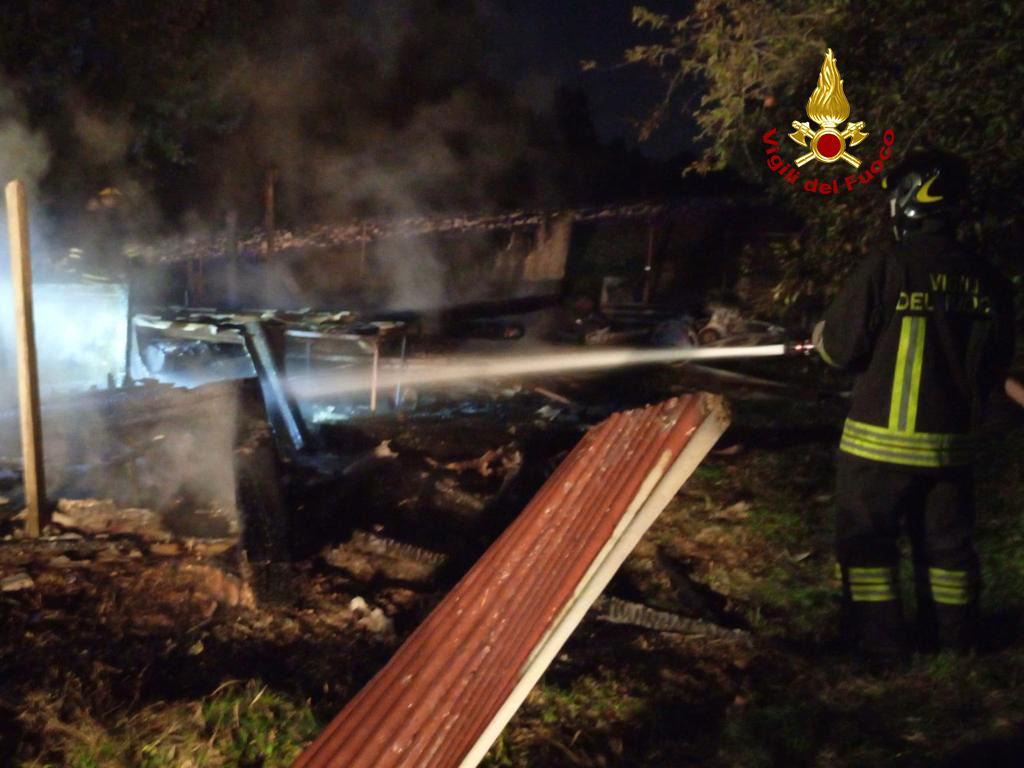 Baracca distrutta dalle fiamme vicino all’abitazione: ferita l’anziana proprietaria