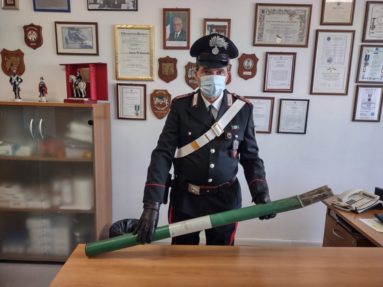 Distrugge mezza tabaccheria per rubare 150 euro: arrestato 38enne pregiudicato