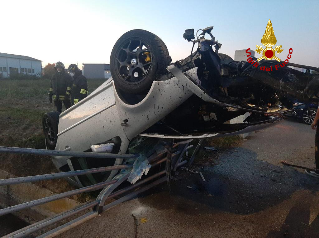 Le impressionanti foto della carambola dell’auto finita “infilzata” contro la ringhiera del ponte