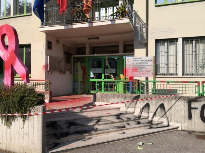 Blitz vandalico ad Anguillara, imbrattata la sede del Comune: “Fora Bolsonaro”