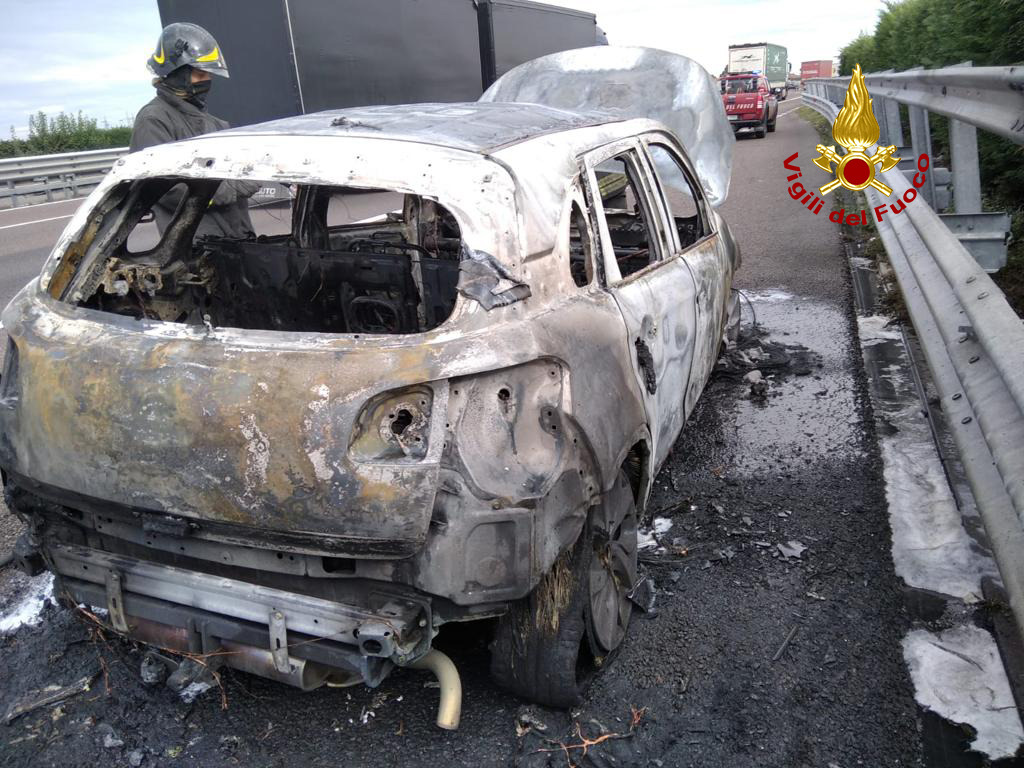 Auto con a bordo tre persone prende fuoco sull'A4 all'altezza di Padova Ovest