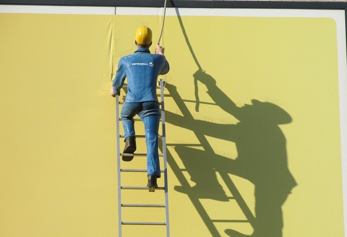 Cade dalla scala a pioli durante i lavori di ristrutturazione di una casa: grave 57enne di Saccolongo