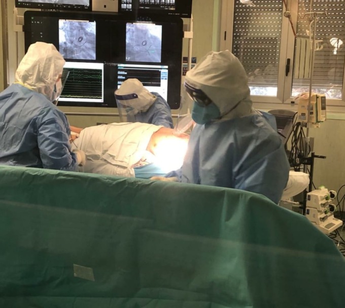 Positivo al Covid e non vaccinato: impiantato un pacemaker su paziente 90enne