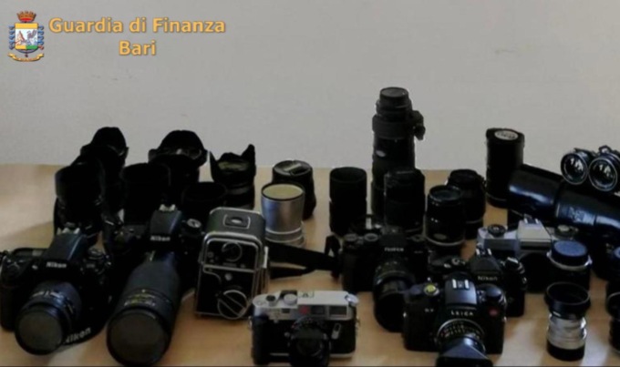 Restituita alla moglie collezione di macchine fotografiche rubata il giorno del funerale a una vittima di Covid