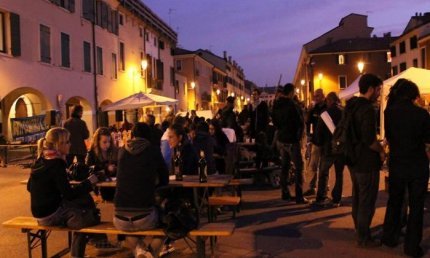 “Hai una sigaretta?”: gli dice di no e viene preso a pugni