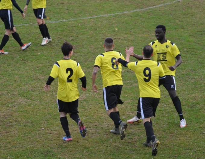 Cori razzisti contro il compagno, la squadra lascia il campo: “Fieri dei nostri ragazzi!”