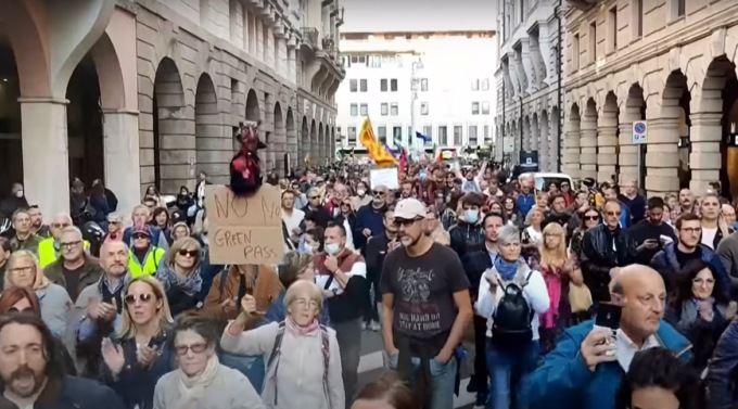Padova, cortei “No Green pass”: per ora nessuna stretta sulle manifestazioni in piazza