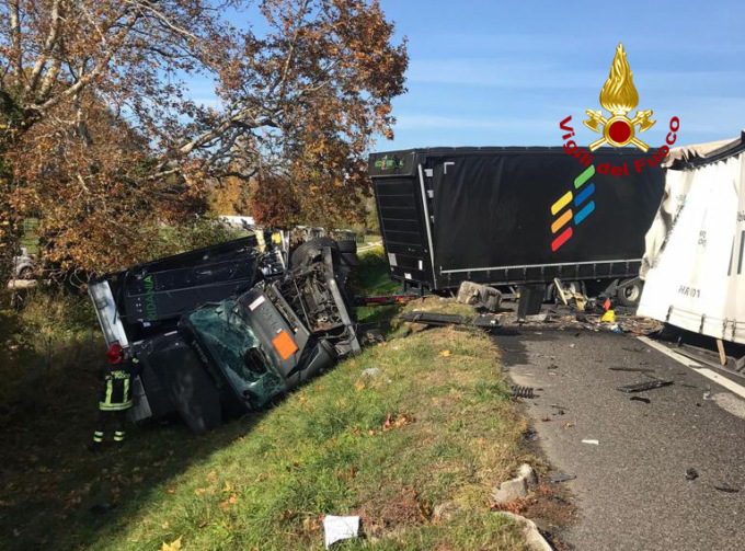 Tamponamento a catena in autostrada, rifiuti ospedalieri sparsi sulla carreggiata: alcuni feriti