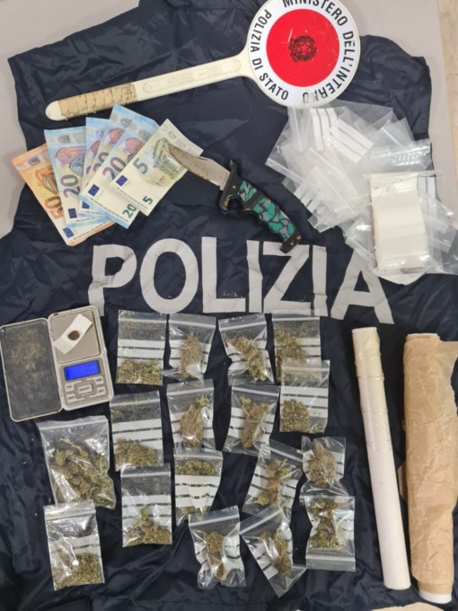 Minaccia la moglie: “Ti uccido se non mi fai da corriere della droga”