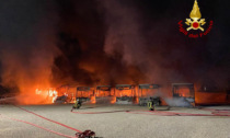 Incendio nel deposito di autobus a Piazzola sul Brenta: otto mezzi divorati dalle fiamme