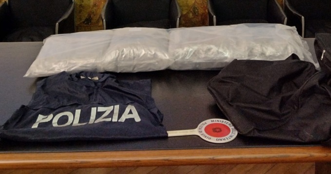 Beccato con cinque chili di marijuana nel bagagliaio del bolide, si giustifica: “Avevo bisogno di soldi”