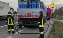 Paura in autostrada per l'incendio a un camion carico di bombole