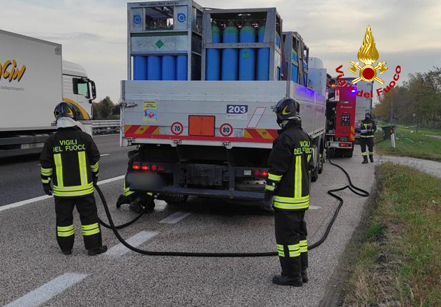 Paura in autostrada per l’incendio a un camion carico di bombole