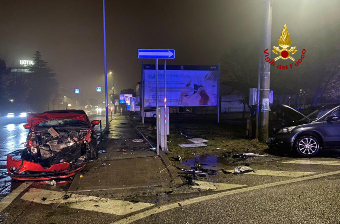 Schianto tra due auto nella notte a Ponte San Nicolò: un ferito