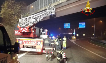 Dal cavalcavia "piovono" calcinacci: controlli su un ponte della Piovese