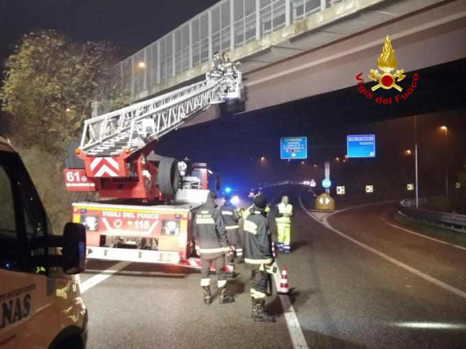 Dal cavalcavia “piovono” calcinacci: controlli su un ponte della Piovese