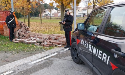 Fermati i baby vandali della ciclabile Ostiglia: stavano distruggendo un muro di mattoni