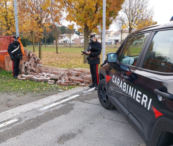 Fermati i baby vandali della ciclabile Ostiglia: stavano distruggendo un muro di mattoni