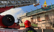 Padova, il video e le foto dell'incendio sul tetto durante i lavori: operaio ustionato