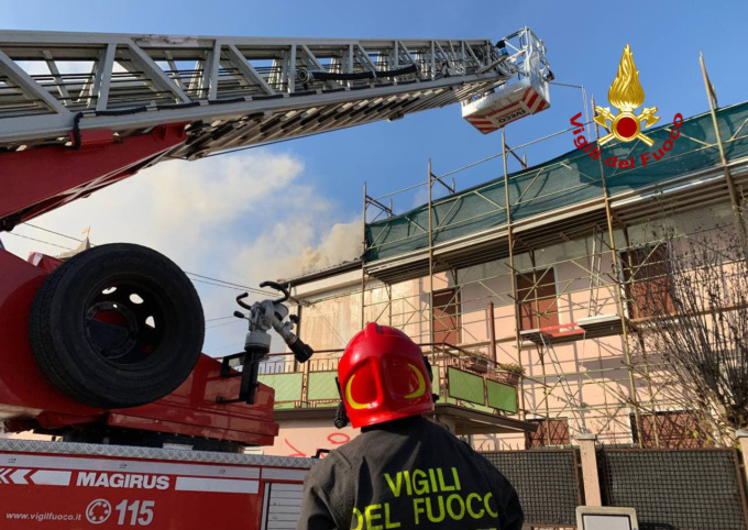 Padova, il video e le foto dell’incendio sul tetto durante i lavori: operaio ustionato