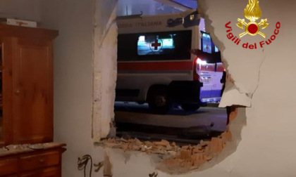 Le foto del buco nella casa dopo lo schianto dell'auto "impazzita"