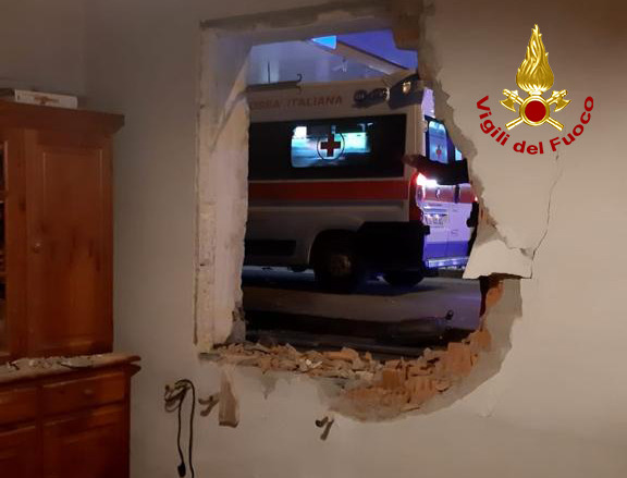Le foto del buco nella casa dopo lo schianto dell’auto “impazzita”