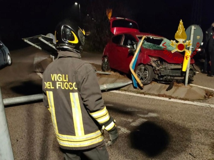 Pali della segnaletica stradale abbattuti come birilli dall’auto “impazzita”