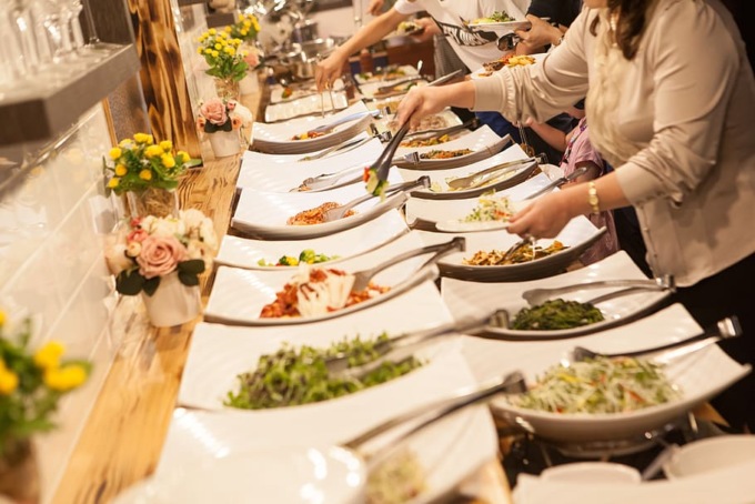 Arrivano all’inaugurazione, ma il buffet è finito: deve intervenire la Polizia